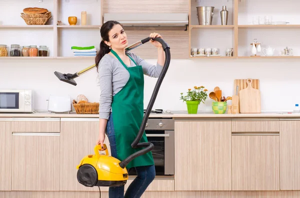 Giovane appaltatrice che fa lavori domestici — Foto Stock