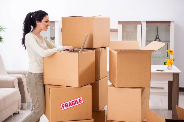 Young woman moving to new flat — Stock Photo, Image