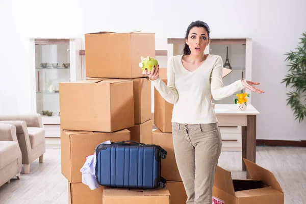 Fiatal nő költözik az új lakás — Stock Fotó