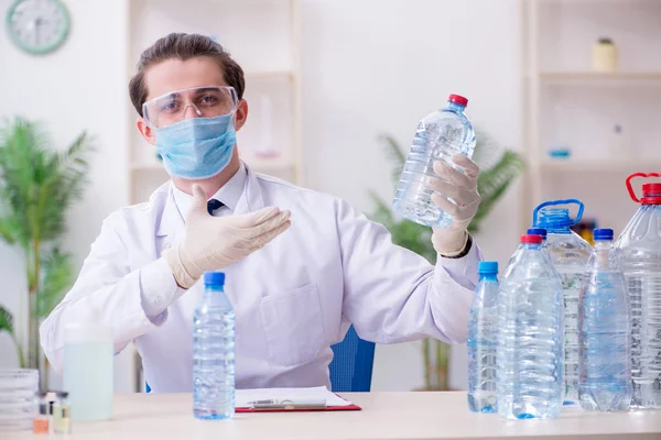 Jonge mannelijke chemicus experimenteert in het lab — Stockfoto