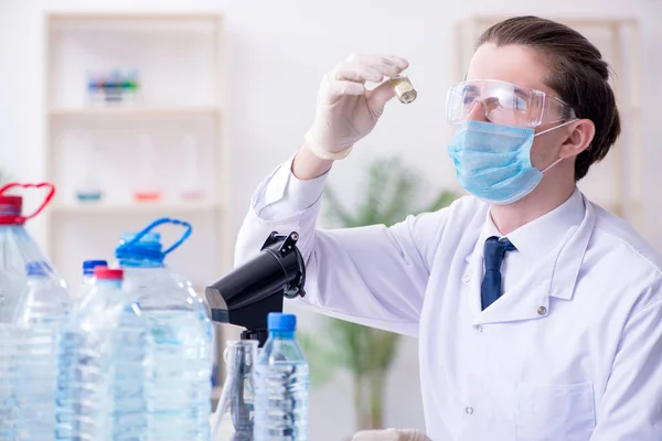 Joven químico masculino experimentando en laboratorio —  Fotos de Stock