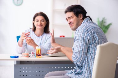 Genç adam kadın doktor stomatoloğu ziyaret ediyor.