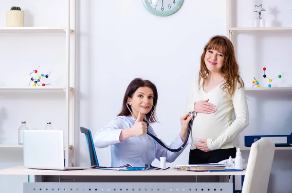 Νεαρή έγκυος γυναίκα που επισκέπτεται έμπειρο γυναικολόγο γιατρό — Φωτογραφία Αρχείου