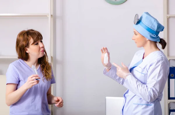 Young woman visiting female doctor otolaryngologist — Stock Photo, Image
