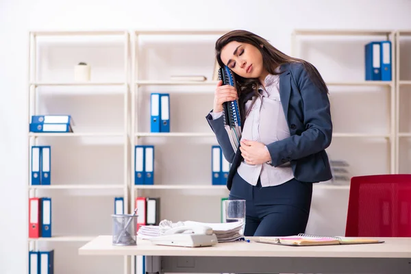 Young pregnant woman working in the office — Stock Photo, Image