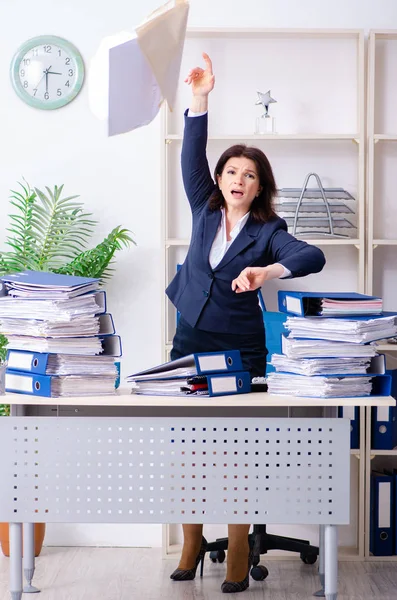 Geschäftsfrau mittleren Alters unzufrieden mit exzessiver Arbeit — Stockfoto