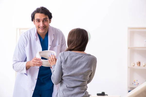 Young male doctor and female beautiful patient — Stock Photo, Image
