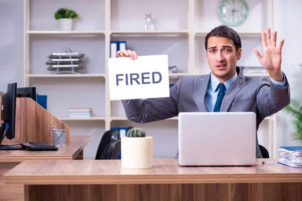 Giovane dipendente maschio licenziato dal suo lavoro — Foto Stock