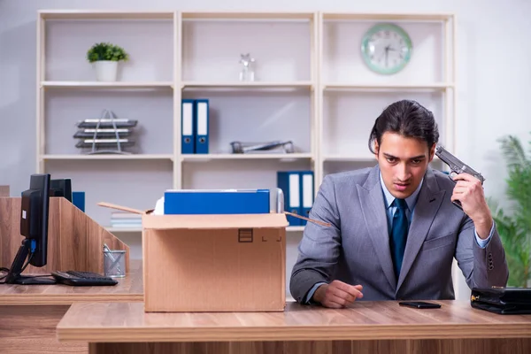 Joven empleado siendo despedido de su trabajo — Foto de Stock