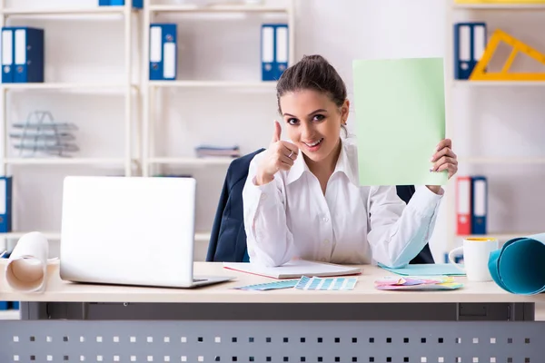 Mujer hermosa diseñadora trabajando en la oficina — Foto de Stock