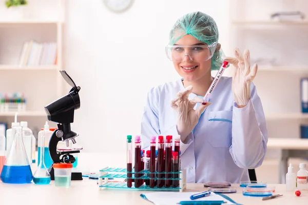 Laboratuvarda çalışan genç bir kadın kimyager. — Stok fotoğraf