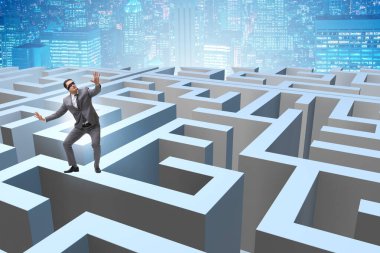 İşadamı labirentten kaçmaya çalışıyor.