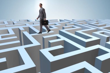 İşadamı labirentten kaçmaya çalışıyor.