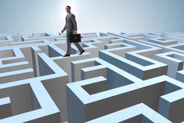 Geschäftsmann versucht aus Labyrinth zu entkommen — Stockfoto