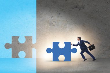 Kayıp yapboz parçasına sahip iş adamı kavramı