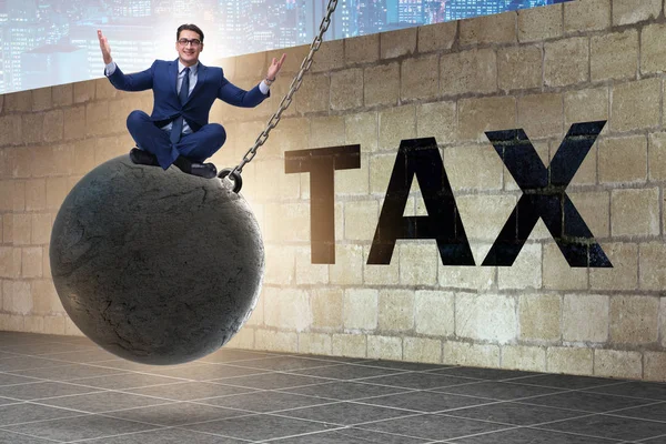 Бизнесмен в концепции представления налоговой декларации — стоковое фото