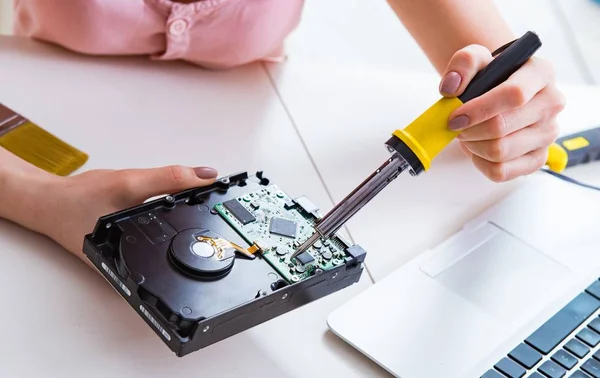 Hårddisk reparation och dataåterställning med restaurering — Stockfoto