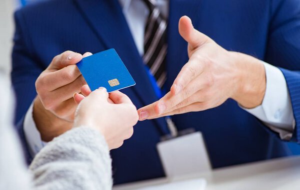 Женщина производит оплату кредитной картой