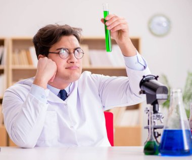 Çılgın bilim adamı bir laboratuarda deneyler yapıyor.