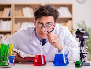 Çılgın bilim adamı bir laboratuarda deneyler yapıyor.