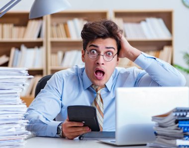 Ofiste çalışan komik muhasebeci.