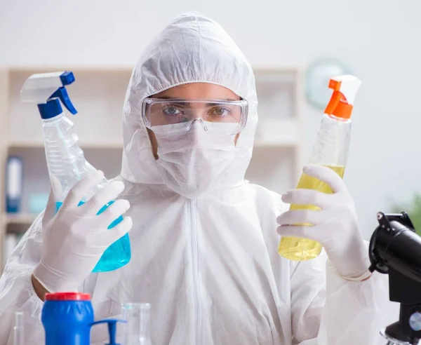 Chemicaliën die de kwaliteit van de badkamerbenodigdheden controleren — Stockfoto