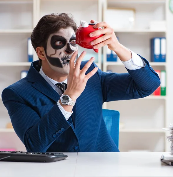 사무실에서 얼굴에 무서운 마스크를 쓰고 일하는 경영인 — 스톡 사진