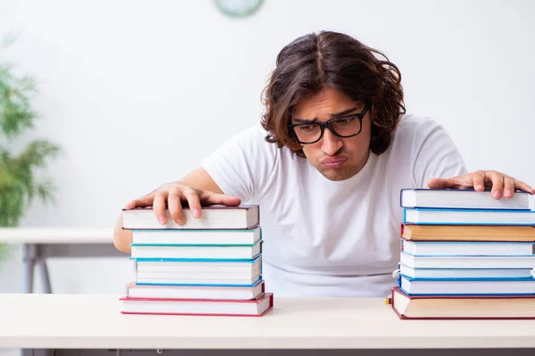 Ung manlig student sitter i klassrummet — Stockfoto