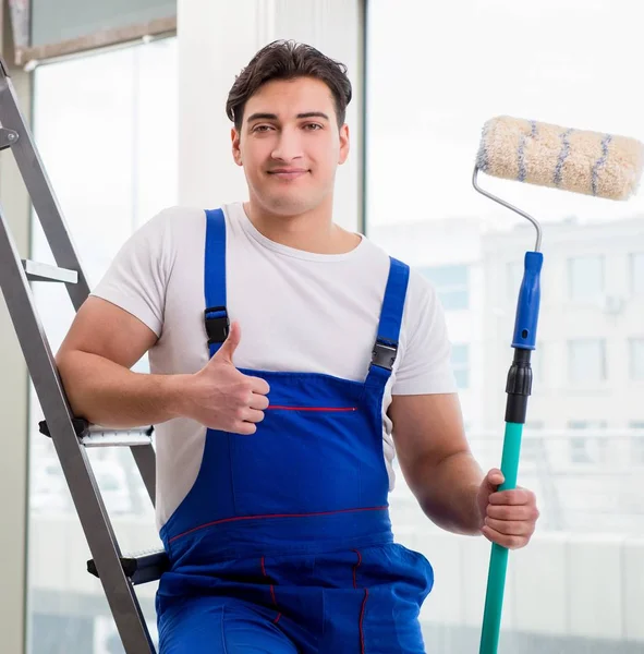 De schilder reparateur werkt op de bouwplaats — Stockfoto