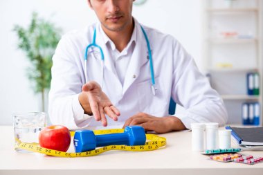 Genç erkek doktor spor ve diyet konsepti