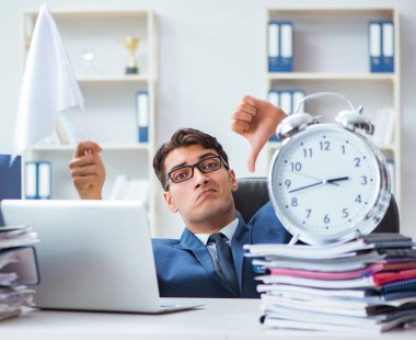 İşadamı beyaz bayrak sallıyor ve pes ediyor.