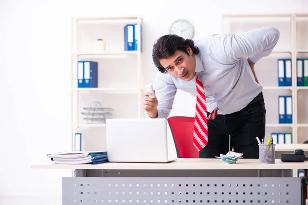 Junge männliche Angestellte leiden im Büro — Stockfoto