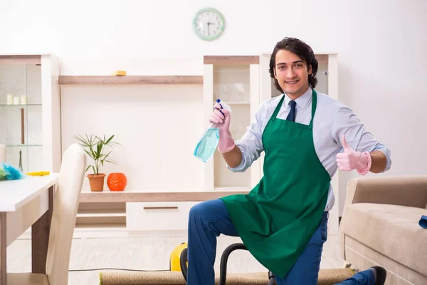 Jovem empresário limpando a casa — Fotografia de Stock