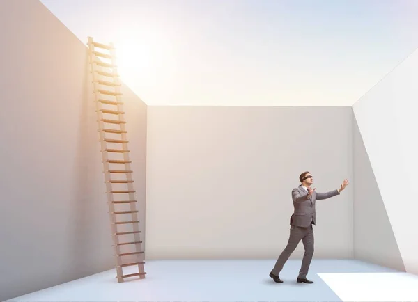 問題から逃れるためにはしごを登るビジネスマン — ストック写真