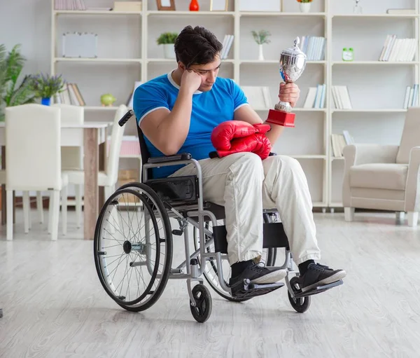 Boxeador discapacitado en silla de ruedas recuperándose de una lesión — Foto de Stock
