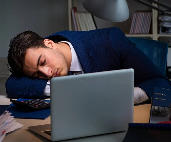 Affärsman trött och sover på kontoret efter övertid timme — Stockfoto
