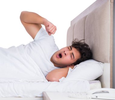 Yatakta uykusuzluk çeken bir adam.