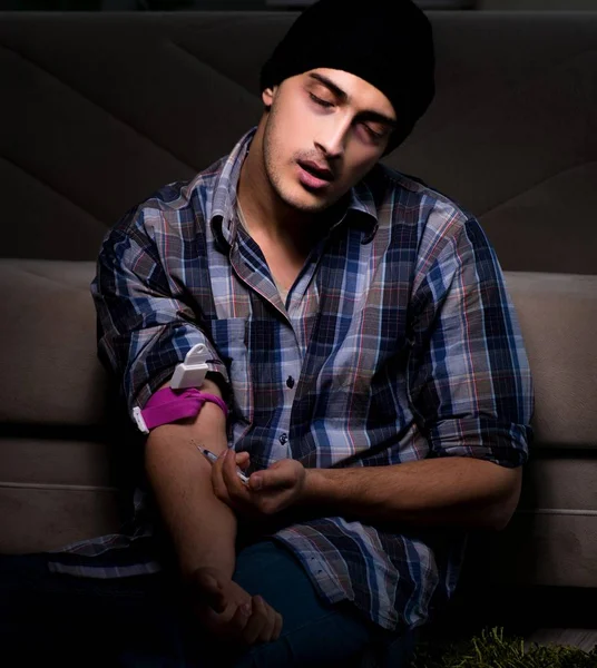 Młody człowiek w agonii ma problemy z narkotykami. — Zdjęcie stockowe