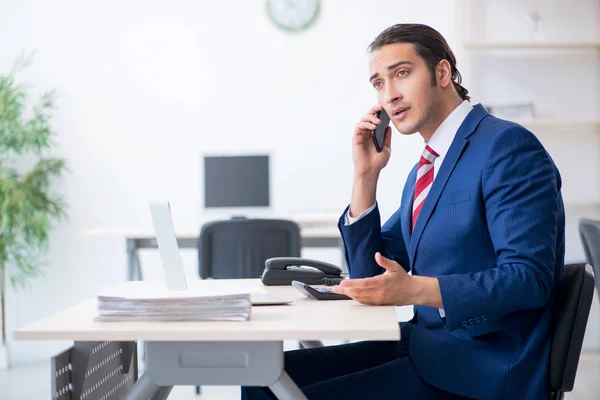 Young male businessman sitting in the office — Stock Photo, Image