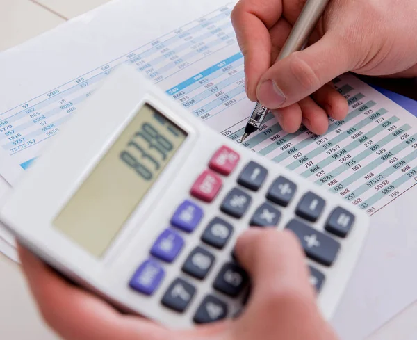 Finance analyst looking and financial reports — Stock Photo, Image