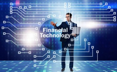 Fintech konseptinde düğmelere basan iş adamı