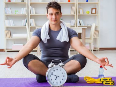 Genç adam spor ve sağlıklı yaşam tarzı dolandırıcılığı yapıyor.