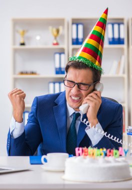 Adam ofiste doğum gününü kutluyor.