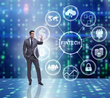Fintech konseptinde düğmelere basan iş adamı