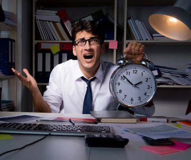 İş adamı ofiste geç saatlere kadar çalışıyor.