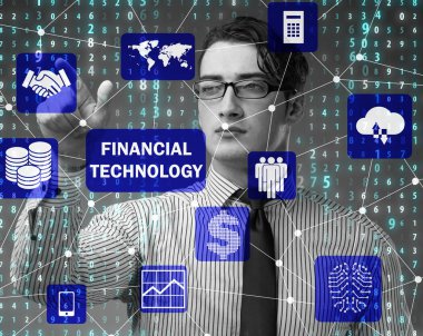 Fintech konseptinde düğmelere basan iş adamı