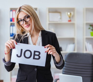 Ofiste mesajı olan genç bir iş kadını.