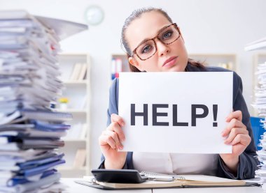 İş kadını ofiste yardım istiyor.