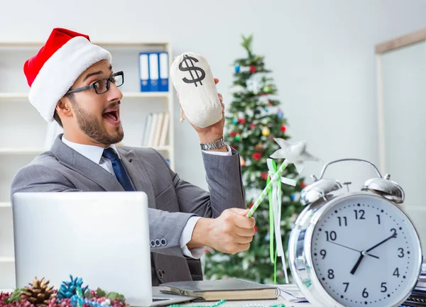 Jovem empresário comemorando o Natal no escritório — Fotografia de Stock