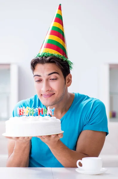 Jovem celebrando aniversário sozinho em casa — Fotografia de Stock